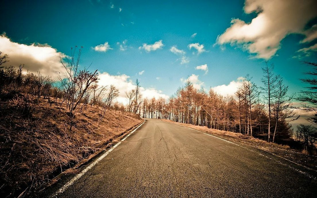 La cascina rurale su una strada di campagna soleggiata